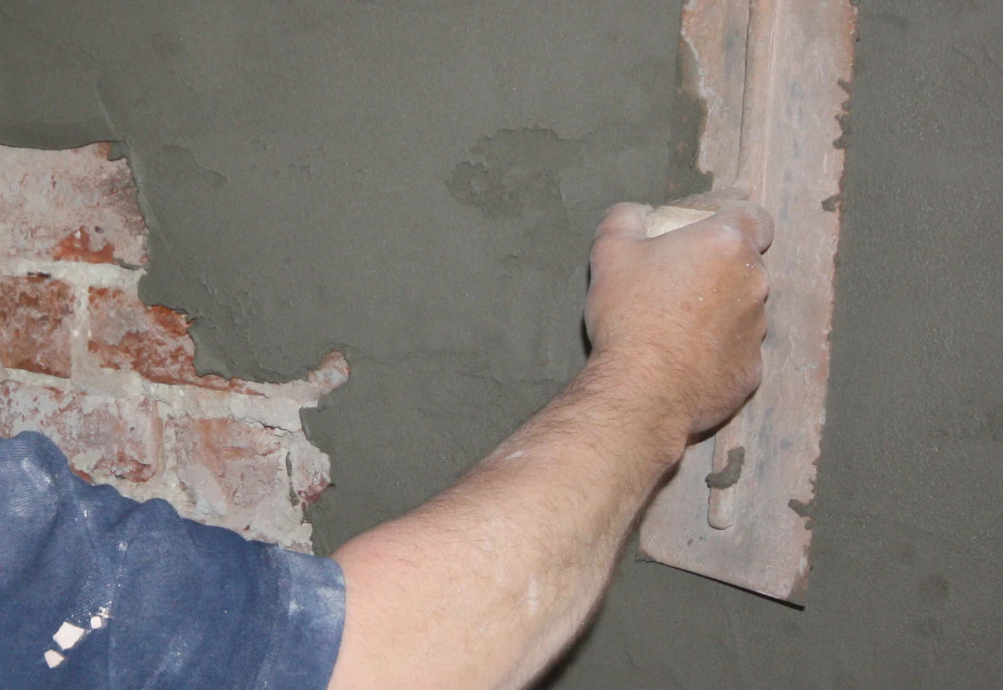 Cementitious protective coating on concrete